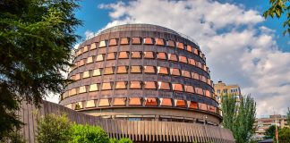 Le informo de que tiene derecho a no confesarse culpable y a no declarar contra sí mismo