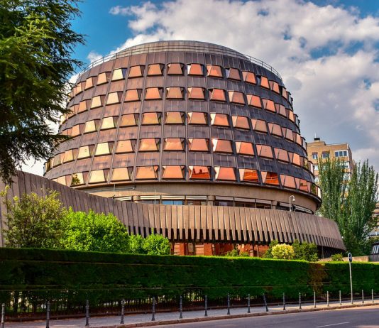 El TC ampara a un extranjero en libertad condicional que fue expulsado de España al aplicarle una ley más desfavorable