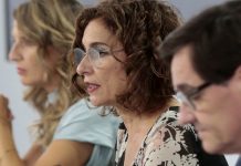 Aprobado por la vía de urgencia el RD-ley de teletrabajo, a pesar de que no se aplicará en caso de pandemia La ministra de Hacienda y portavoz del Gobierno, María Jesús Montero, la ministra de Trabajo y Economía Social, Yolanda Díaz, y el ministro de Sanidad, Salvador Illa, durante la rueda de prensa, posterior al Consejo de Ministros.