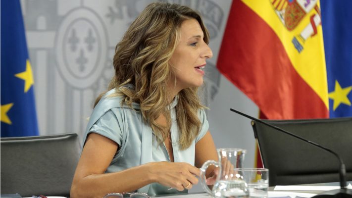 La ministra de Trabajo y Economía Social, Yolanda Díaz, durante su intervención en la rueda de prensa posterior al Consejo de Ministros.