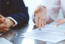 Un cliente puede cambiar de despacho si su abogado de confianza ya no forma parte del mismo