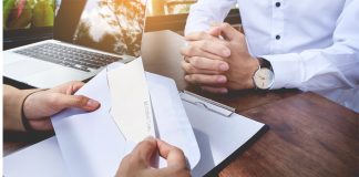 Ceses de funcionarios de libre designación por motivos falsos