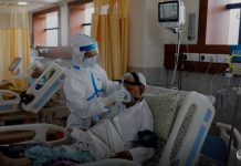 ¿Los periodos IT asimilada a accidente de trabajo por aislamiento, contagio o restricción por Covid-19 otorgan el derecho a percibir el completo de hasta el 100% de la base reguladora previsto en convenio? Un trabajador médico atiende a un paciente de la COVID-19 en el Hospital Yatharth de Noida, en las afuera de Nueva Dehli, India, el 15 de septiembre de 2020. REUTERS/Adnan Abidi