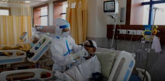Los casos del virus en todo el mundo superan los 29,52 millones y las muertes alcanzan las 931.954 Un trabajador médico atiende a un paciente de la COVID-19 en el Hospital Yatharth de Noida, en las afuera de Nueva Dehli, India, el 15 de septiembre de 2020. REUTERS/Adnan Abidi