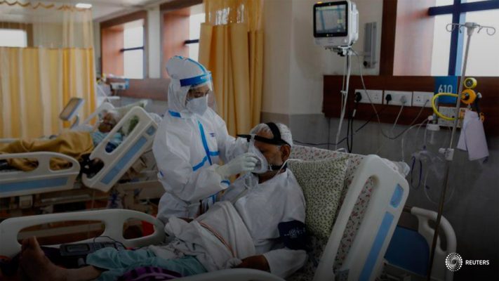Un trabajador médico atiende a un paciente de la COVID-19 en el Hospital Yatharth de Noida, en las afuera de Nueva Dehli, India, el 15 de septiembre de 2020. REUTERS/Adnan Abidi
