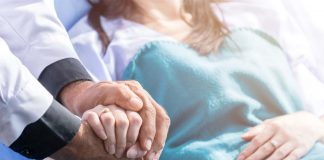 ¿Es necesario que el familiar pernocte en el hospital para tener derecho al permiso retribuido por hospitalización?