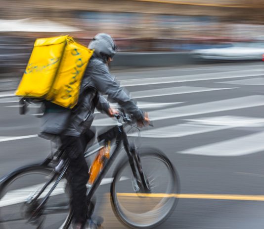 La Justicia vuelve a dar la razón a UGT: los repartidores de Glovo son asalariados por cuenta ajena