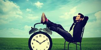 Excedencia voluntaria. Derecho de reingreso preferente sobre contratos temporales