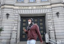 Reseña de ‘La nueva supervisión del gobierno corporativo de la banca’, de Javier Esteban Ríos A man wears a protective face mask as he walks past Banco de Espana (Bank of Spain), amidst concerns over coronavirus outbreak, in Barcelona, Spain March 14, 2020. REUTERS/Nacho Doce/File Photo