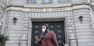 Reseña de ‘La nueva supervisión del gobierno corporativo de la banca’, de Javier Esteban Ríos A man wears a protective face mask as he walks past Banco de Espana (Bank of Spain), amidst concerns over coronavirus outbreak, in Barcelona, Spain March 14, 2020. REUTERS/Nacho Doce/File Photo