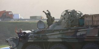 Armenia y Azerbaiyán se enfrentan por segundo día, con más de 15 soldados muertos