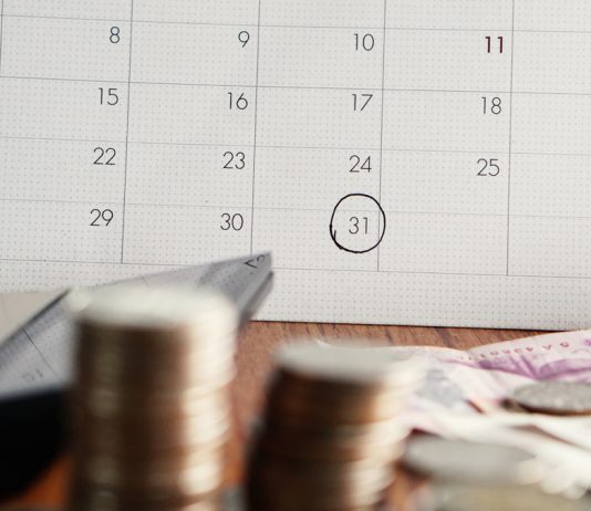 ¿Cómo tributa la indemnización de una persona trabajadora que excede la máxima legal?