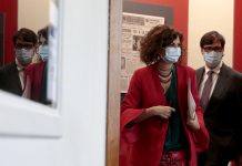 El Gobierno autoriza la adquisición de más de 31 millones de dosis de vacunas contra la COVID-19 La ministra de Hacienda y portavoz del Gobierno, María Jesús Montero, y el ministro de Sanidad, Salvador Illa, llegan a la rueda de prensa posterior al Consejo de Ministros.