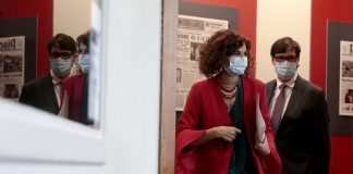 El Gobierno autoriza la adquisición de más de 31 millones de dosis de vacunas contra la COVID-19 La ministra de Hacienda y portavoz del Gobierno, María Jesús Montero, y el ministro de Sanidad, Salvador Illa, llegan a la rueda de prensa posterior al Consejo de Ministros.