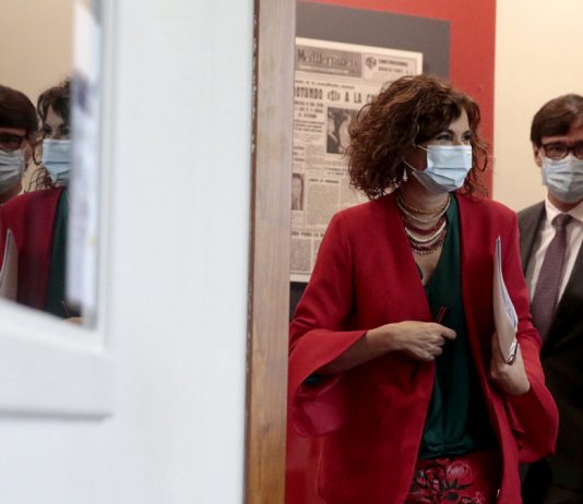 El Gobierno autoriza la adquisición de más de 31 millones de dosis de vacunas contra la COVID-19 La ministra de Hacienda y portavoz del Gobierno, María Jesús Montero, y el ministro de Sanidad, Salvador Illa, llegan a la rueda de prensa posterior al Consejo de Ministros.