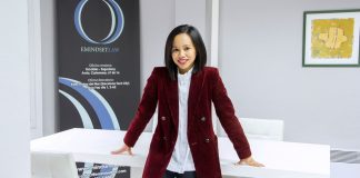 La abogada española Donna Alcala recibe el reconocimiento de YouTube por su Canal