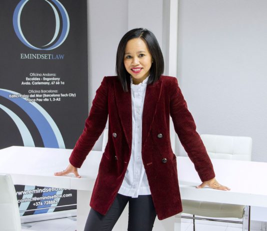 La abogada española Donna Alcala recibe el reconocimiento de YouTube por su Canal