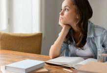 Nuevo varapalo de la ONU a España sobre el derecho a la educación inclusiva Una estudiante adolescente