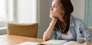 Nuevo varapalo de la ONU a España sobre el derecho a la educación inclusiva Una estudiante adolescente