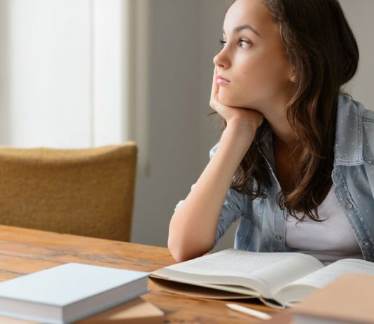 Nuevo varapalo de la ONU a España sobre el derecho a la educación inclusiva Una estudiante adolescente