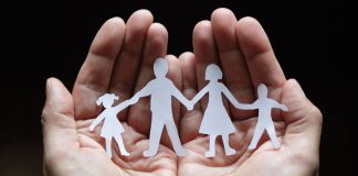 ¿Puede el “poliamor” tener repercusión en el derecho de familia? Familia entre las manos