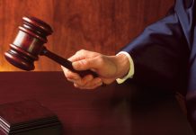 La toga como signo de igualdad en el proceso Juez con un mazo