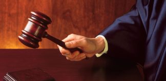 La toga como signo de igualdad en el proceso Juez con un mazo