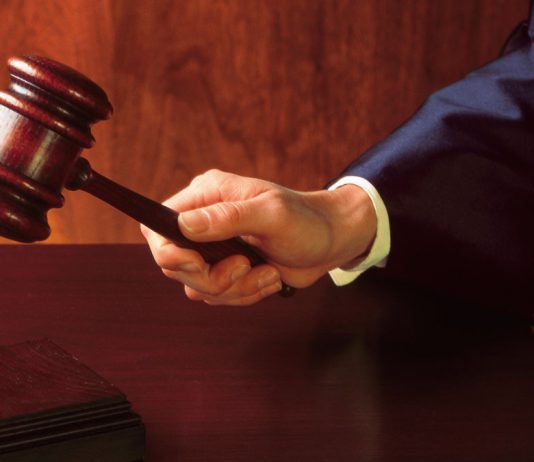 La toga como signo de igualdad en el proceso Juez con un mazo