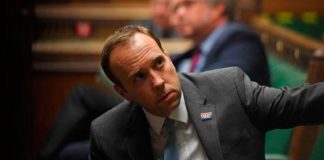 Reino Unido endurece las medidas anti-COVID y eleva el nivel de alerta en Londres El secretario de Salud británico, Matt Hancock, en la Cámara de los Comunes en Londres, Reino Unido, el 5 de octubre de 2020. UK Parliament/Jessica Taylor/Handout vía REUTERS.