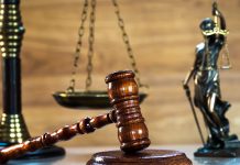 Para actuar ante órganos judiciales unipersonales, no basta la designación de letrado de oficio si no se cuenta con la representación mediante poder o apud acta