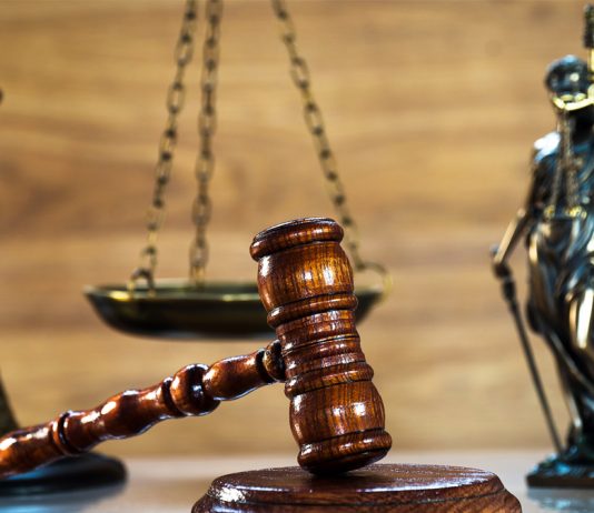 Para actuar ante órganos judiciales unipersonales, no basta la designación de letrado de oficio si no se cuenta con la representación mediante poder o apud acta