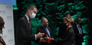 Los XIX Premios Autónomo del Año reconocen la labor de la Abogacía durante la crisis del coronavirus Felipe VI y Victoria Ortega