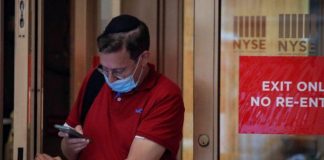 Wall Street cierra en alza por apuestas a estímulos fiscales FOTO DE ARCHIVO. Un operador sale por la puerta del 11 de Wall Street, la sede de la Bolsa de Valores de Nueva York (NYSE) en la ciudad de Nueva York. 26 de junio de 2020. REUTERS/Brendan McDermid