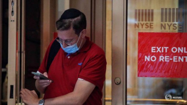 FOTO DE ARCHIVO. Un operador sale por la puerta del 11 de Wall Street, la sede de la Bolsa de Valores de Nueva York (NYSE) en la ciudad de Nueva York. 26 de junio de 2020. REUTERS/Brendan McDermid