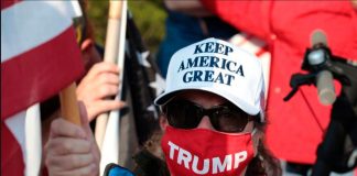 Los médicos de Trump dicen que el presidente podría recibir el alta el lunes Varios simpatizantes de Donald Trump se reúen en muestra de apoyo del presidente estadounidense frente al hospital militar Walter Reed National Military Medical Center en Bethesda, estado de Maryland, Estados Unidos, el 4 de octubre de 2020. REUTERS/Cheriss May