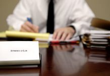 La competencia técnica: ser o no ser abogado Abogado trabajando