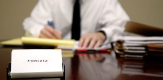 El abogado laboralista, al servicio de la sociedad Abogado trabajando