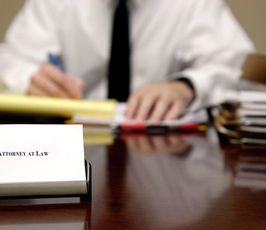 La competencia técnica: ser o no ser abogado Abogado trabajando