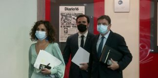 No se podrán firmar nuevos contratos de publicidad con casas de apuestas online La ministra de Hacienda y portavoz del Gobierno, María Jesús Montero, el ministro de Agricultura, Pesca y Alimentación, Luis Planas, y el ministro de Consumo, Alberto Garzón, llegan a la rueda de prensa posterior al Consejo de Ministros.