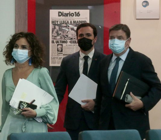 No se podrán firmar nuevos contratos de publicidad con casas de apuestas online La ministra de Hacienda y portavoz del Gobierno, María Jesús Montero, el ministro de Agricultura, Pesca y Alimentación, Luis Planas, y el ministro de Consumo, Alberto Garzón, llegan a la rueda de prensa posterior al Consejo de Ministros.