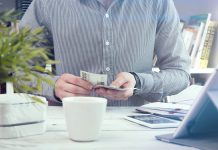 Cobrar en negro justifica la extinción del contrato por la persona trabajadora