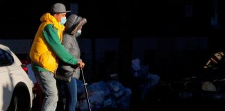 Las muertes por COVID en EEUU superan las 250.000; Nueva York vuelve a la educación en casa Estudiantes montados en un patinete eléctrico después de salir de la escuela en Brooklyn, Nueva York, EEUU, 18 de noviembre de 2020. REUTERS/Brendan McDermid