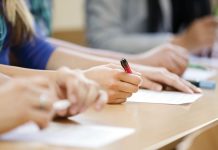 Convocan la segunda prueba de acceso a la Abogacía de 2021 Personas haciendo un examen