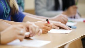 Personas haciendo un examen