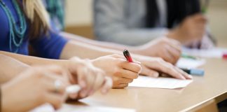 El segundo examen de acceso en 2020 a la profesión de abogado y abogada tendrá lugar el 19 de diciembre de forma ‘on line’ Personas haciendo un examen