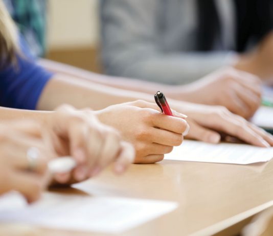 Los aspirantes a la procura se quintuplican, hasta un 442% más que el año anterior Personas haciendo un examen