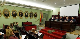 El autoconocimiento, clave para crear la marca personal del abogado En la mesa esta el decano del colegio de abogados de Granada, Excmo. Sr. D Eduardo Torres Gonzalez-Boza, en el centro de la mesa inaugurando el foro, a su derecha el presidente de la Audiencia Provincial de Granada y director local del foro, Ilmo. Sr. D. Jose Luis Lopez Fuentes, a su izquierda el director nacional de los foros y secretario general de la Asociación Española de Abogados de RC y Seguro, Ilmo. Sr. D. Javier López y García de la Serrana, y a la izquierda del mismo el primer ponente del Foro Aranzadi de Responsabilidad Civil el Ilmo. Sr. D. Juan Carlos Cuenca Sánchez, magistrado de la Audiencia Provincial de Granada.