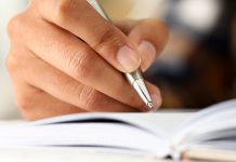 ¿Es de justicia escribir bien? Una persona escribiendo