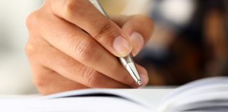 ¿Es de justicia escribir bien? Una persona escribiendo