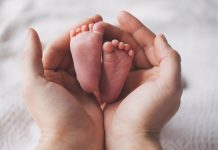 La última y novedosa decisión del tribunal europeo de derechos humanos sobre la maternidad subrogada Pies de bebe sobre unas manos